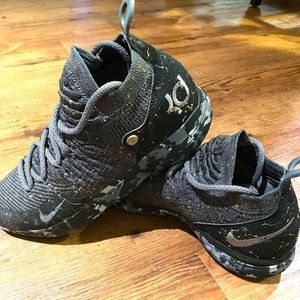 KD basketball shoe size 10 only wore them 3 times